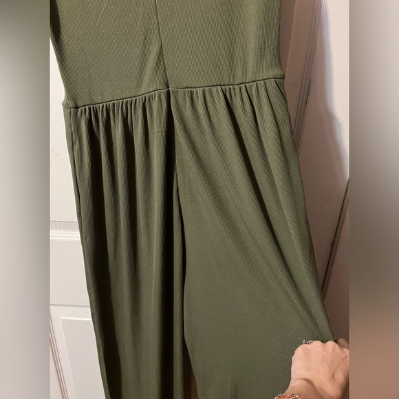 Olive Green Women’s Wide Leg Flowy Back Zip Jumpsuit With Pockets Size M NWT’s - Picture 3 of 8